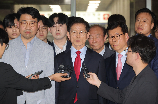 국민의힘 김문수 대선 후보가 10일 서울 양천구 서울남부지방법원에서 열린 당의 후보 선출 취소 가처분신청 사건 심문 기일에 출석한 뒤 법정을 나서며 발언하고 있다. 연합뉴스