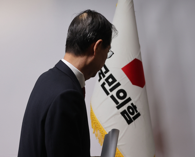 한덕수 대선 예비후보가 10일 서울 여의도 국민의힘 중앙당사에서 긴급 기자회견을 마친 뒤 이동하고 있다. 연합뉴스