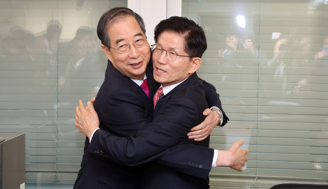 국민의힘 김문수 대선 후보와 한덕수 전 국무총리가 11일 서울 여의도 국민의힘 대선후보 사무실에서 회동에 앞서 포옹하고 있다. 연합뉴스