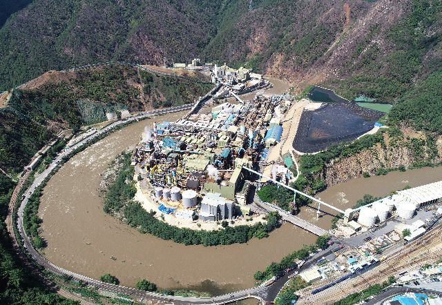 낙동강 최상류 지역인 경북 봉화군 석포면의 회돌이치는 낙동강 바로 옆으로 아연 제련소인 영풍 석포제련소 1~3공장이 자리잡고 있다. 부산일보DB