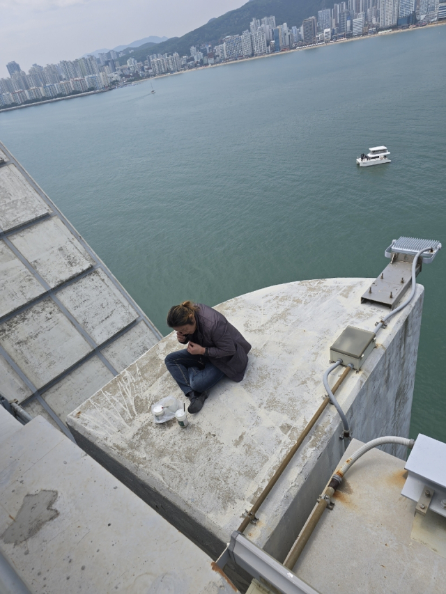 11일 오전 11시께 형제복지원 피해 생존자 최 모(57) 씨가 광안대교 상판에서 1인 시위를 벌이고 있는 모습. 독자 제공