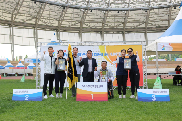 제28회 경남 장애인 생활체육대회가 폐막하고 시상식이 열리고 있다. 진주시 제공