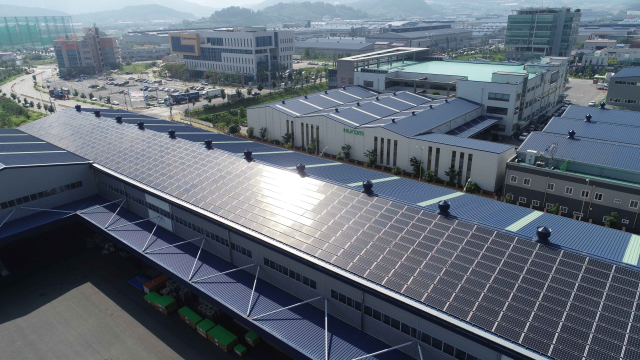 산업단지 지붕에 설치된 태양광발전시설. 부산일보DB