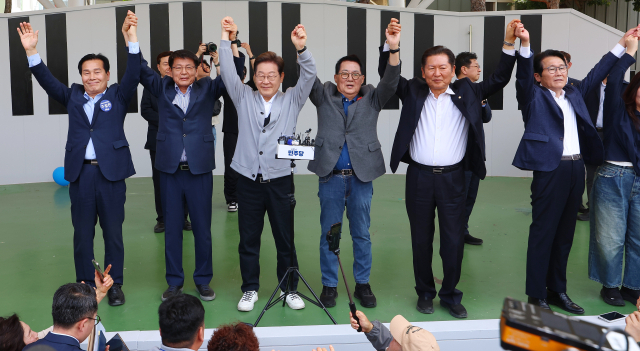 남도문화벨트 골목골목 경청투어에 나선 더불어민주당 이재명 대선 후보가 11일 전남 해남군 해남읍 군민광장에서 승리를 다짐하며 두팔을 들어보이고 있다. 연합뉴스