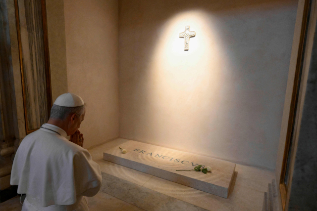 제나차노 성지 방문 직후 로마 산타 마리아 마조레 대성전에 묻힌 전임 프란치스코 교황 무덤을 찾아 참배하는 레오 14세 교황. AFP연합뉴스