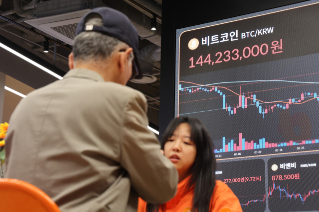 비트코인이 10만 달러선을 회복한 지난 9일 서울 서초구 빗썸라운지 강남본점 전광판에 실시간 비트코인 가격이 표시된 모습. 연합뉴스