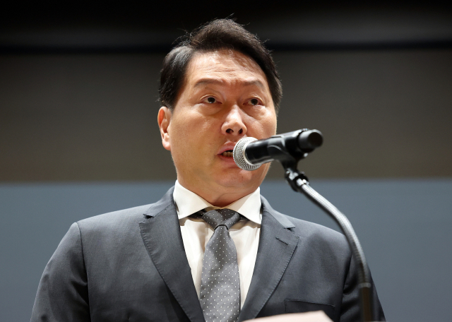 최태원 SK그룹 회장이 7일 서울 중구 SKT타워에서 열린 유심 정보 유출 관련 일일 브리핑에 참석, SK텔레콤에서 일어난 해킹 피해에 대해 사과하고 있다. 연합뉴스