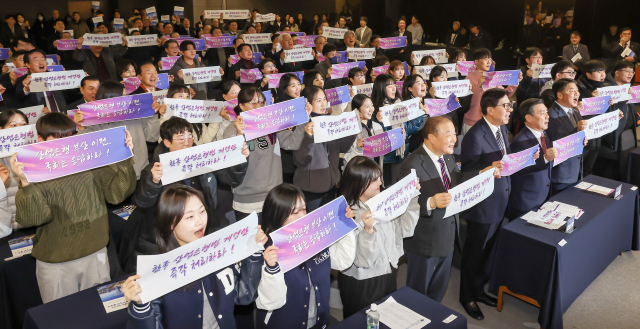 22대 국회가 출범한 지 1년이 다 돼 가지만 KDB산업은행 본사 이전을 위한 한국산업은행법 개정안은 여전히 상임위에 잠들어있다. 이에 지난 2월 지역 상공계는 개정 촉구 국회 국민동의청원에 나섰다. 부산일보DB