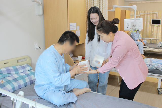 당당한방병원 김해는 지난 8일 어버이날을 맞아 병동 입원환자들을 대상으로 ‘카네이션 떡 나눔 행사’를 진행했다고 12일 밝혔다.