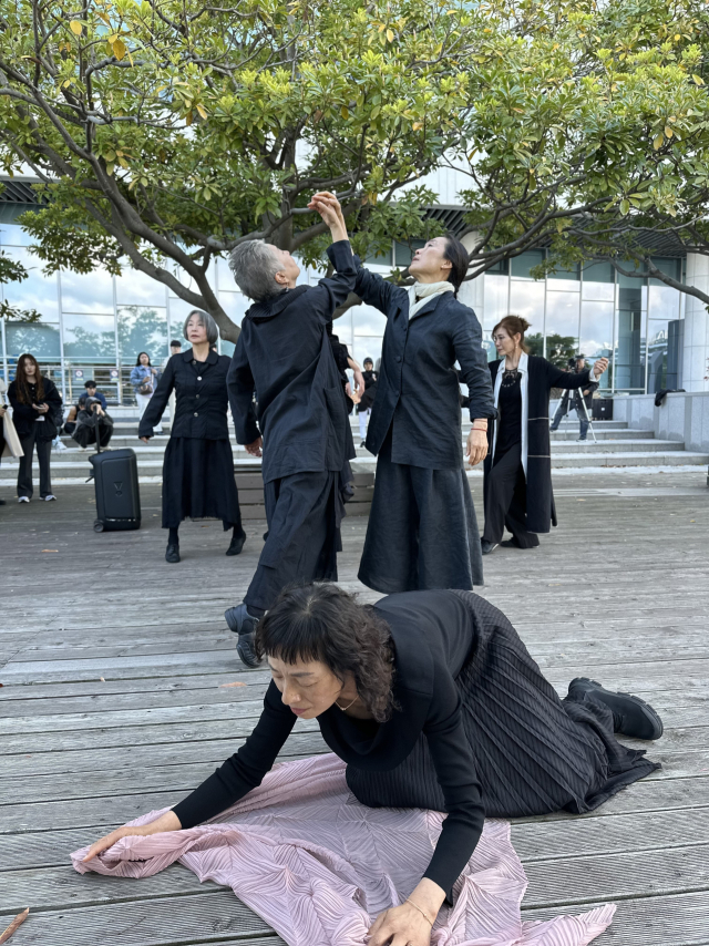 제18회 부산국제즉흥춤축제_강미희 추모 공연 모습. 김은영 기자