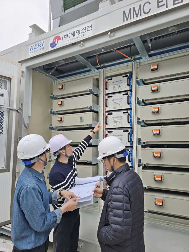 한국전기연구원(KERI) 전력변환시스템연구센터 연구진이 '에너지저장형 모듈러 멀티레벨 컨버터(EMMC)' 기술 실증을 하고 있다. KERI 제공