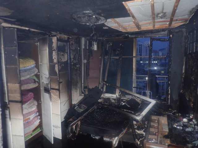 12일 새벽 부산 연제구의 한 아파트에서 불이 났다. 부산소방재난본부 제공