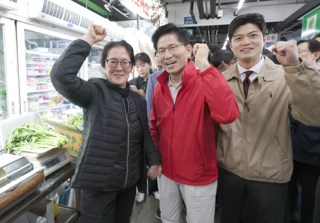 제21대 대통령 선거 공식 선거운동 첫날인 12일 국민의힘 김문수 대선 후보가 서울 송파구 가락시장을 방문해 상인들과 기념촬영을 하고 있다. 오른쪽은 비대위원장에 내정된 김용태 의원. 연합뉴스