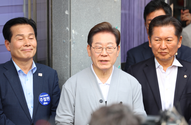 남도문화벨트 골목골목 경청투어에 나선 더불어민주당 이재명 대선 후보가 지난 11일 전남 영암군 학산면 독천낙지거리에서 일정을 마친 뒤 취재진을 상대로 백브리핑을 하고 있다. 연합뉴스