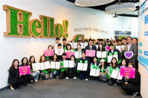 부산디지털대학교 노인복지학과와 아동보육학과의 자원봉사 동아리가 제11회 대학생 자원봉사공모대전’에 선정되어 단체 사진을 촬영하고 있다.