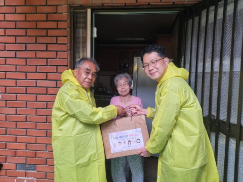 부산관광공사 이정실 사장(왼쪽) 등이 '같이의 가치 따뜻한 온정愛' 캠페인 일환으로 전포동 일대에서 생필품꾸러미를 전달하고 있다.