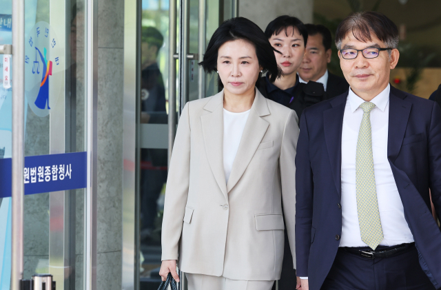 공직선거법 위반 혐의로 기소돼 1심에서 벌금형을 선고받은 더불어민주당 이재명 대선 후보 배우자 김혜경 씨가 12일 경기도 수원시 영통구 수원고등법원에서 열린 항소심 선고 공판을 마치고 나오고 있다. 연합뉴스