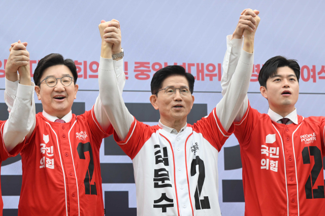 국민의힘 김문수 대선 후보가 12일 서울 영등포구 여의도 국민의힘 중앙당사에서 열린 중앙선대위 임명장 수여식에서 권영세, 김용태 공동선거대책위원장 등과 기념촬영을 하고 있다. 연합뉴스