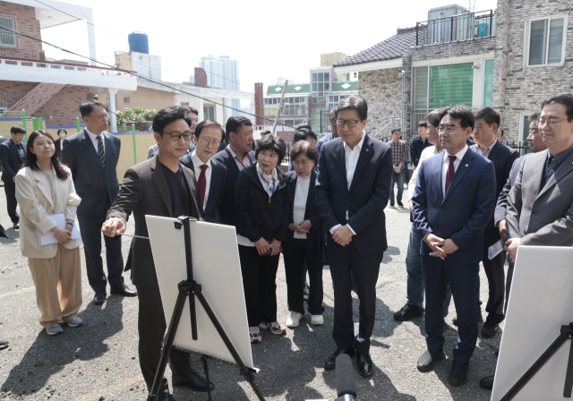 12일 박형준 부산시장이 부산 사하구 당리동 산사태·급경사지 재난안전산업진흥시설 조성지 예정지 현장을 둘러보고 있다. 정대현 기자 jhyun@