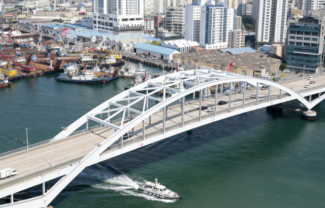 CCTV가 설치되지 않아 '감시 사각지대'로 지적되는 부산대교. 정대현 기자 jhyun@