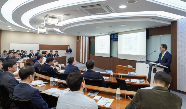 U미래전략원 개원식에서 박종래 UNIST 총장(오른쪽)이 환영사를 전하고 있다. UNIST 제공