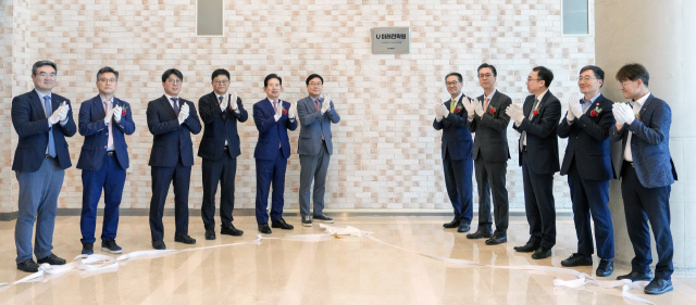 박종래 UNIST 총장(오른쪽 다섯 번째)과 서범수 국회의원(여섯 번째) 등 주요 인사들이 U미래전략원 현판 제막 후 박수치고 있다. UNIST 제공