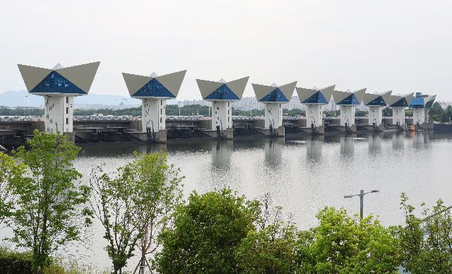 1987년에 준공된 부산 사하구 낙동강 하굿둑. 정종회 기자 jjh@