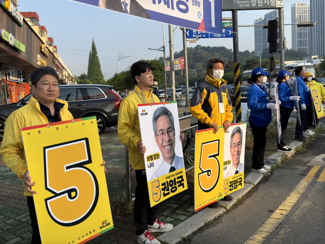 민주노동당 권영국 후보 사회대전환 경남 선거대책위원회가 12일 경남 창원시 성산구 창원병원사거리에서 출근길 선전전을 하고 있다. 연합뉴스