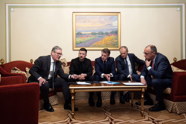 10일(현지 시간) 우크라이나 키이우에서 왼쪽부터 키어 스타머 영국 총리, 볼로디미르 젤렌스키 우크라이나 대통령, 에마뉘엘 마크롱 프랑스 대통령, 도날드 투스크 폴란드 총리, 프리드리히 메르츠 독일 총리가 연합 정상 회담 중 도널드 트럼프 미국 대통령과 통화하고 있다. UPI연합뉴스