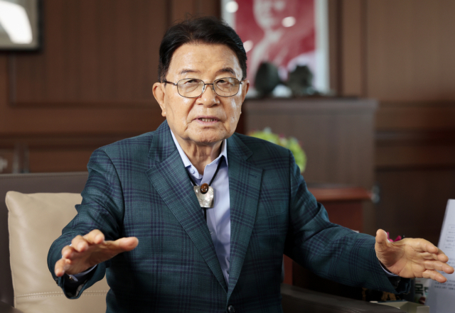 KNN 강병중 회장이 지난 8일 부산 해운대구 KNN 본사에서 창사 30주년 소감을 밝히고 있다. 정대현 기자 jhyun@