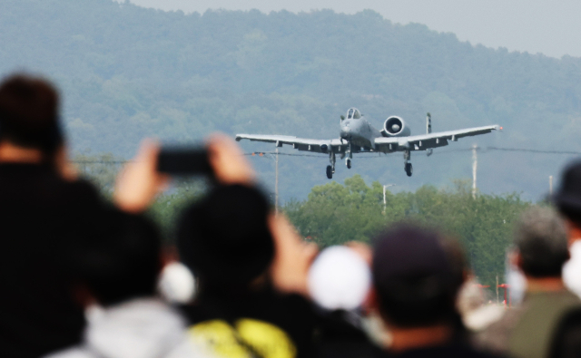11일 경기도 평택시 주한미공군 오산기지에서 열린 '오산 에어 파워 데이 2025'에서 A-10 공격기가 시범비행을 마치고 착륙하고 있다. 연합뉴스