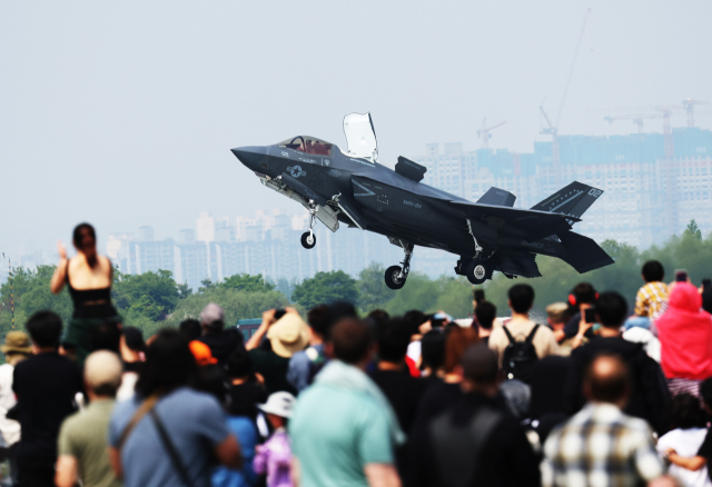 11일 경기도 평택시 주한미공군 오산기지에서 열린 '오산 에어 파워 데이 2025'에서 미해병대 F-35B 전투기가 비행하고 있다. 연합뉴스