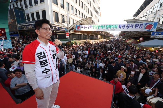 국민의힘 김문수 대선 후보가 12일 대구 서문시장에서 시민들에게 지지를 호소하고 있다. 연합뉴스