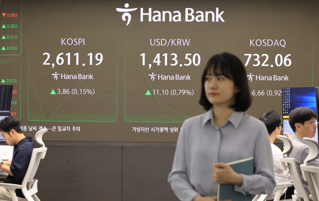 미국과 중국의 관세 휴전 소식에 뉴욕 증시가 일제히 급등했지만, 코스피 등 국내 증시는 보합권에서 등락하는 모습을 보이고 있다. 13일 서울 중구 하나은행 본점 딜링룸에서 직원들이 증시 및 환율을 지켜보고 있다. 연합뉴스