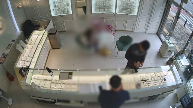 A 씨가 훔친 물건을 금은방에 판매하고 있다. CCTV 캡쳐