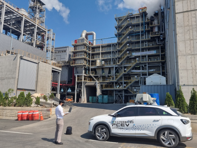 경남 창원시 관계자가 한 공장 앞에서 이동형 대기오염물질 측정차량을 활용해 현장을 점검하고 있다. 창원시 제공