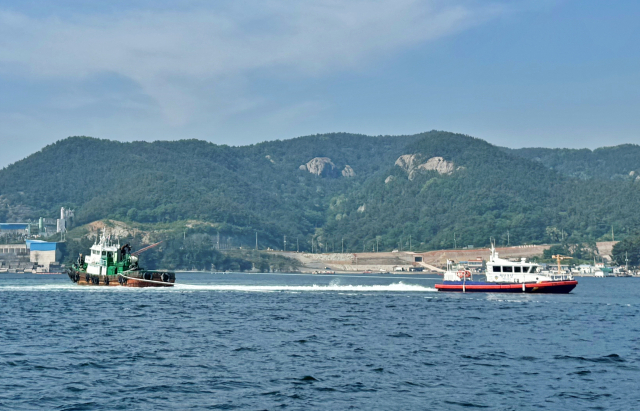 13일 오전 7시 46분 통영시 안정항 인근을 지나던 인천 선적 예인선이 암초에 걸렸다가 해경에 구조됐다. 통영해양경찰서 제공