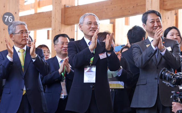 유인촌(앞줄 가운데) 문화체육관광부 장관과 안덕근(앞줄 오른쪽) 산업통상자원부 장관이 13일 '2025 오사카·간사이 세계 박람회 한국의 날'을 맞아 일본 오사카 유메시마 엑스포장에서 조선통신사 행렬을 맞이하고 있다. 문체부 제공