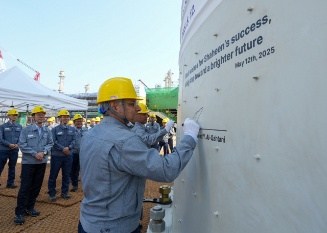 아람코 모하메드 알 카타니 다운스트림 사장이 12일 S-OIL 샤힌 프로젝트현장을 방문해 안전 시공과 성공을 기원하며 설비에 서명을 남기고 있다. 에쓰오일 제공