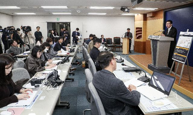 박형준 부산시장이 지난 3월 부산시청 기자회견장에서 BuTX(차세대 부산형 급행철도) 사전타당성용역 결과를 발표하고 있다. 김종진 기자 kjj1761@