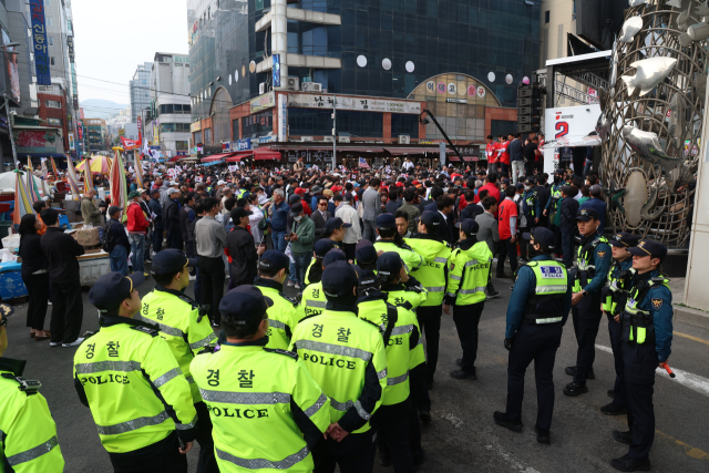 대통령선거 선거운동이 본격화 하면서 대선 후보들의 경호에도 비상이 걸렸다. 더불어민주당 이재명 대선 후보의 13일 경북 구미시 구미역광장 유세 현장의 경찰특공대원의 경호 모습(위)과 국민의힘 김문수 후보의 부산 자갈치 시장 유세현장을 살피는 경찰 모습. 김종진 기자 kjj1761@·연합뉴스