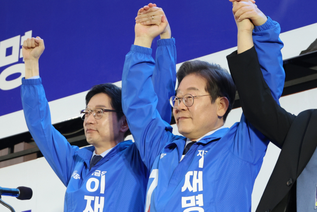 더불어민주당 이재명 대선 후보와 총괄선대위원장인 김경수 전 경남지사가 13일 울산광역시 롯데백화점 울산점 광장에서 열린 유세에서 시민들에게 인사하고 있다. 연합뉴스