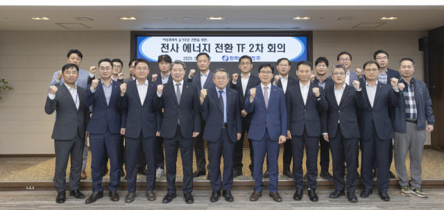 김준동 한국남부발전 사장(앞줄 왼쪽 5번째)이 지난 12일 ‘하동화력의 슬기로운 에너지전환 TF 2차 회의’ 참여자들과 기념 촬영을 하고 있다. 남부발전 제공