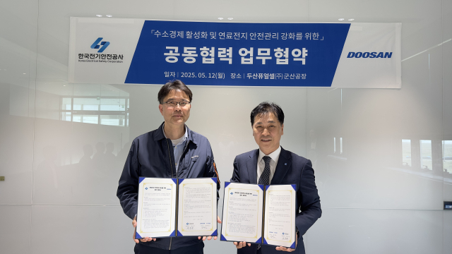 지난 12일 한국전기안전공사 김성주(오른쪽) 기술이사와 두산퓨얼셀 방원조 상무가 업무협약을 체결한 뒤 기념사진을 찍고 있다. 전기안전공사 제공