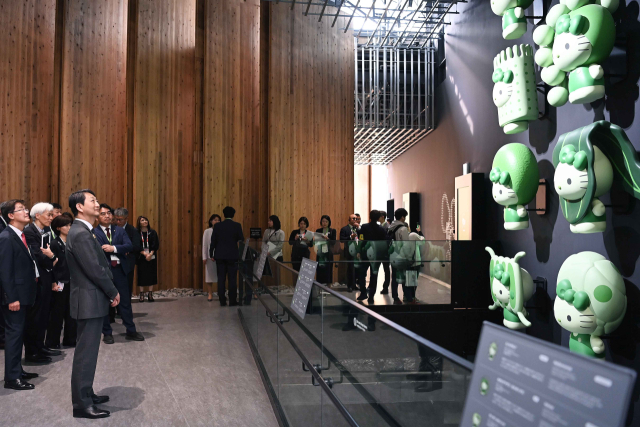 안덕근 산업통상자원부 장관이 13일 일본 오사카 엑스포장에서 열린 ‘2025 오사카엑스포 한국의 날 기념식’ 에서 전시관을 둘러보고 있다. 산업부 제공