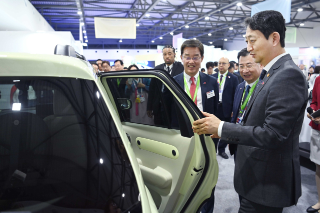 안덕근 산업통상자원부 장관이 13일 일본 오사카 엑스포장에서 열린 ‘2025 오사카엑스포 한국의 날 기념식’ 에서 전시관을 둘러보고 있다. 산업부 제공