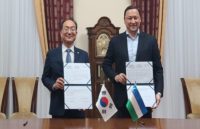 이성해 국가철도공단 이사장(왼쪽)은 4월 30일 라흐메토프 힉마툴라 우즈베키스탄 철도공사 수석부사장과 양해각서(MOU)를 체결한 후 기념촬영을 하고 있다. 국가철도공단 제공