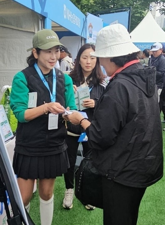 농협중앙회가 5월 9일부터 11일까지 3일간 열린 ‘NH투자증권 레이디스 챔피언십’ 현장에서 고향사랑기부제를 홍보하고 있다. 농협 제공