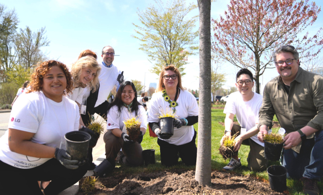 LG전자 미국법인 직원들이 지역 생태계 보존 활동의 일환으로 직원들이 손수 만든 새 둥지 150여 개를 회사와 직원들 집 앞마당 등에 설치하는 모습.LG전자 제공