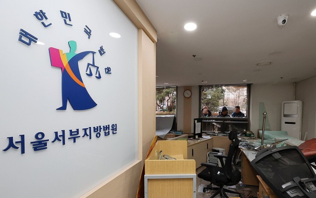 윤석열 전 대통령에 대한 구속영장이 발부되자 일부 윤 전 대통령 지지자들이 서울서부지방법원 내부로 난입해 불법폭력사태를 일으킨 1월 19일 오후 서부지법 내부 모습. 연합뉴스